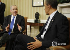 Obama escucha a Netanyahu durante el encuentro celebrado en el Despacho Oval de la Casa Blanca