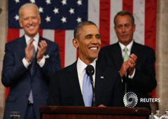 Obama frente al vicepresidente Joe Biden (i) y el presidente de la Cámara de Representantes, John Boehner, al fin del discurso del estado de la Unión en el Capitolio en Washington, el 28 de enero de 2014