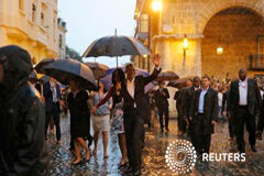 Obama llega a Cuba para histórica visita que busca profundizar acercamiento El presidente de Estados Unidos, Barack Obama, y su esposa Michelle pasean por la Vieja Habana al comienzo de una gira por Cuba, La Habana, 20 de marzo 2016