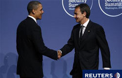 Los líderes mundiales abordan la amenaza del terrorismo nuclear el presidente de Estados Unidos, Barack Obama, saluda al presidente del Gobierno español, José Luis Rodríguez Zapatero (D) en la cumbre de seguridad nuclear en Washington, el 12 de abril de 2010.