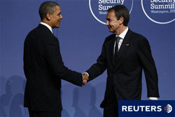 el presidente de Estados Unidos, Barack Obama, saluda al presidente del Gobierno español, José Luis Rodríguez Zapatero (D) en la cumbre de seguridad nuclear en Washington, el 12 de abril de 2010.