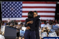 Obama intenta revivir el entusiasmo de 2008 en su campaña Obama y su esposa Michelle se abrazan durante el mitin en Columbus, Ohio, el 17 de octubre de 2010.