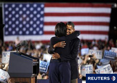 Obama y su esposa Michelle se abrazan durante el mitin en Columbus, Ohio, el 17 de octubre de 2010. Obama y su esposa Michelle se abrazan durante el mitin en Columbus, Ohio, el 17 de octubre de 2010.