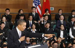 Obama dice que Washington no trata de contener a China Obama durante una reunión con jóvenes en Shanghái, el 16 de noviembre de 2009.