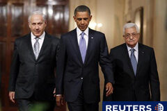 Abas dice acuerdo de paz en Oriente Próximo es posible en un año En la imagen, el presidente estadounidense Barack Obama se dirige hacia una rueda de prensa conjunta flanqueado por el primer ministro israelí Benjamin Netanyahu (I) y el presidente palestino Mahmud Abas en la Casa Blanca, eln Washington, el 1 de septiem