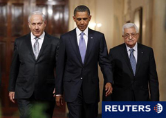 En la imagen, el presidente estadounidense Barack Obama se dirige hacia una rueda de prensa conjunta flanqueado por el primer ministro israelí Benjamin Netanyahu (I) y el presidente palestino Mahmud Abas en la Casa Blanca, eln Washington, el 1 de septiem