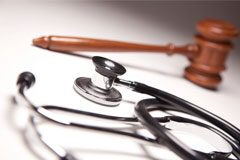 El Consejo Fiscal no ve del todo ajustada la reforma del Código Penal que viene Instrumento médico y mazo