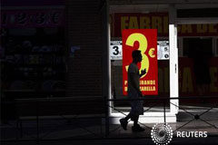 La inflación sube al 2,2% interanual en julio Un joven pasa por delante de un escaparate de una pizzeria con una oferta de venta, en Madrid,