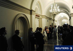Varios periodistas aguardan a la puerta de la oficina del republicano Kevin McCarthy mientras éste se reúne con otros compañeros de partido en la Cámara de Representantes