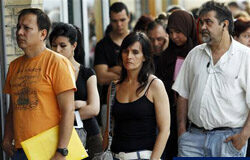 El Mundial y la playa no ocultan el drama del paro Imagen del 2 de julio de unas personas esperando en el exterior de una oficina de empleo en Madrid.