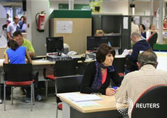 Varias personas en una oficina de empleo en Sevilla, el 2 de octubre de 2012