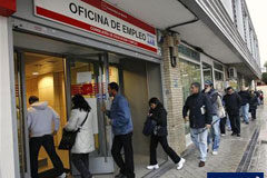 La contracción genera casi 2.000 parados más en diciembre Varias personas entran en una oficina de empleo en Madrid