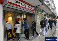 Varias personas entran en una oficina de empleo en Madrid