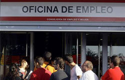 El paro sube en 98.906 personas en octubre varias personas hacen cola para entrar en una oficina de empleo en Madrid el 2 de septiembre de 2009.