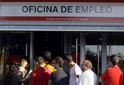 varias personas hacen cola para entrar en una oficina de empleo en Madrid el 2 de septiembre de 2009. varias personas hacen cola para entrar en una oficina de empleo en Madrid el 2 de septiembre de 2009.