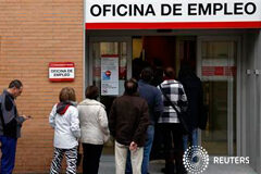 El 51% de las empresas españolas prevé contratar en 2013 Varias personas esperan para entrar frente a una oficina de empleo en Madrid, el 4 de marzo de 2013