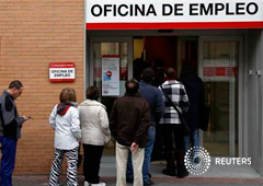 Varias personas esperan para entrar frente a una oficina de empleo en Madrid, el 4 de marzo de 2013