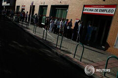 La patronal también cree que la economía española ha tocado fondo Una fila ante una oficina de empleo en Madrid, el 25 de julio de 2013