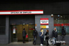 Una revisión estadística rebaja la tasa española de paro al 25,7% Un grupo de personas hace cola en una Oficina de Empleo de Madrid, el 2 de abril de 2014