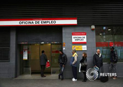 Un grupo de personas hace cola en una Oficina de Empleo de Madrid, el 2 de abril de 2014
