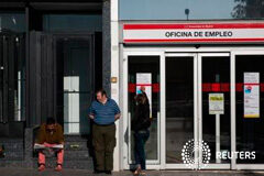 La tasa de paro cae en España al nivel más bajo en dos años Varias personas esperan para entrar en una Oficina de Empleo de Madrid el 3 de junio de 2014