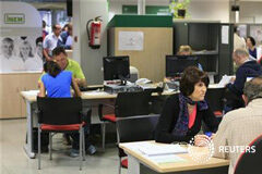 La tasa de paro en España supera el 25% en el tercer trimestre Una oficina de empleo en Sevilla, el 2 de octubre de 2012.