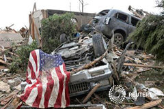 El paso de un tornado por Oklahoma podría haber causado 91 muertos Una bandera estadounidense encima de un coche volcado por el tornado en Moore, Oklahoma, el 20 de mayo de 2013