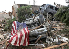 Una bandera estadounidense encima de un coche volcado por el tornado en Moore, Oklahoma, el 20 de mayo de 2013