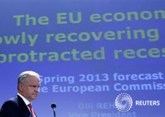 Rehn durante una rueda de prensa en Bruselas, el 4 de junio de 2012