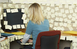 Olvídese del Registro Civil tal y como lo conoce Un montón de post-its en un despacho.