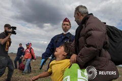 La situación legal de los refugiados Imagen de un policía húngaro mientras intenta escapar en el pueblo de Roszke, en Hungría, el 8 de septiembre de 2015