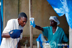 La OMS enciende las alarmas sobre el ébola Imagen de archivo ilustrativa de un trabajador midiendo la temperatura de un hombre que ingresó al centro de tratamiento la Alianza para la Acción Médica Internacional (ALIMA) en Beni, República Democrática del Congo. 1 de abril, 2019.