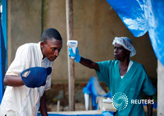 Imagen de archivo ilustrativa de un trabajador midiendo la temperatura de un hombre que ingresó al centro de tratamiento la Alianza para la Acción Médica Internacional (ALIMA) en Beni, República Democrática del Congo. 1 de abril, 2019.