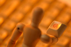 365 días al año, 24 horas al día, a disposición del cliente La tecla con la letra @