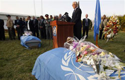 Naciones Unidas retirará a cientos de empleados de Afganistán el enviado especial de la ONU para Afganistán Kai Eide durante una ceremonia por dos de las cinco víctimas de la ONU muertas en un ataque en Kabul, el 3 de noviembre de 2009.