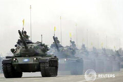 La ONU aprueba el primer tratado global de comercio de armas Un convoy de tanques M60A3 en unas maniobras en Taiwán, en un foto de archivo de noviembre de 2009