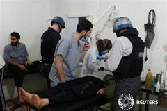 Los inspectores de la ONU son atacados mientras Washington advierte a Asad Expertos de la ONU visitan a personas afectadas por el supuesto ataque de gas en Mouadamiya, Damasco, el 26 de agosto de 2013