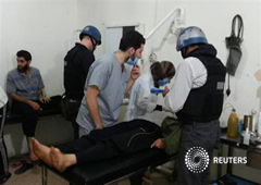 Expertos de la ONU visitan a personas afectadas por el supuesto ataque de gas en Mouadamiya, Damasco, el 26 de agosto de 2013
