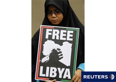 Una manifestante frente a a la embajada libia en Kuala Lumpur el 25 de febrero de 2011.