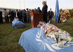el enviado especial de la ONU para Afganistán Kai Eide durante una ceremonia por dos de las cinco víctimas de la ONU muertas en un ataque en Kabul, el 3 de noviembre de 2009.