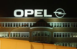 General Motors da marcha atrás y decide retener Opel Trabajadores saliendo de la planta de Opel tras el cambio de turno en Bochum, Alemania.