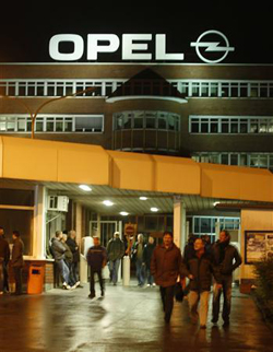 Trabajadores saliendo de la planta de Opel tras el cambio de turno en Bochum, Alemania. Trabajadores saliendo de la planta de Opel tras el cambio de turno en Bochum, Alemania.