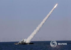 Imagen de archivo de la prueba de un lanzamiento de misil de medio alcance desde un buque de la Armada iraní en el mar de Omán, cerca del estrecho de Hormuz, en el sur de Irán,en enero de 2012