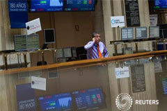 El Ibex baje a primera hora en una jornada sin referencias Un operador habla por teléfono en la Bolsa de Madrid