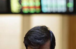 El Ibex pierde los 10.000 puntos en medio de la desconfianza un operador gesticula en la Bolsa de Madrid el 7 de octubre de 2008.