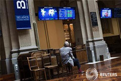 El Ibex cae después de que Alemania enfríe las expectativas Un operador mira unas pantallas en la Bolsa de Madrid