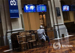 Un operador mira unas pantallas en la Bolsa de Madrid