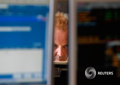 Un operador mira pantallas durante una subasta de bonos en Madrid el 5 de julio de 2012