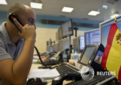 Un operador habla por teléfono durante una subasta de bonos en Madrid, en una foto de archivo del 4 de agosto de 2011