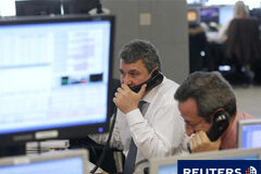 El Tesoro español sale airoso de la primera subasta año Unos operadores en una oficina de agentes de bolsa en Madrid, el 1 de diciembre de 2011.